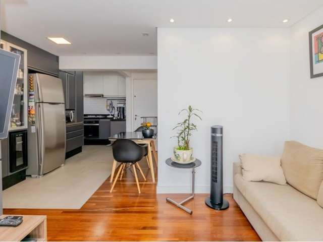 Este charmoso apartamento de 55m² é extremamente bem iluminado e apresenta uma distribuição inteligente dos ambientes. Possui uma aconchegante varanda com churrasqueira, perfeita para momentos de laze