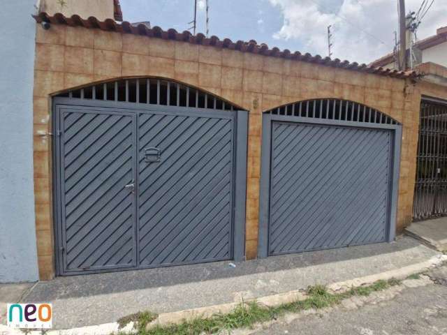 Casa de 3 dormitórios com churrasqueira em rua sem saída.