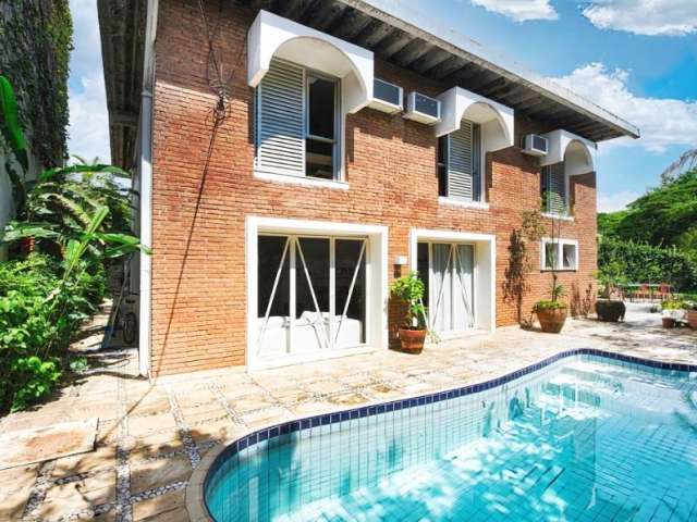 ALTO DE PINHEIROS - 380m², 4 DORM (2 SUÍTES), 3 VAGAS, QUINTAL, PISCINA, CHURRASQUEIRA