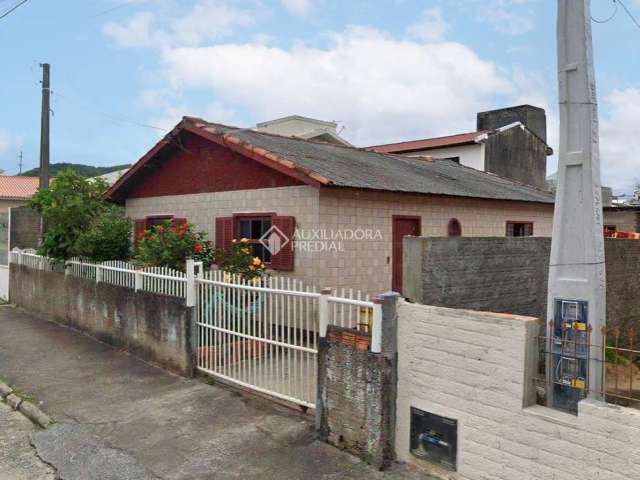 Casa com 3 quartos à venda na Antônio Egidio Martins, 106, Vila Nova Alvorada, Imbituba, 85 m2 por R$ 300.000