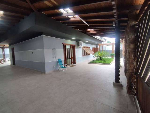 Casa Isolada Alto padrão á 400 metros da praia - Forte - Praia Grande