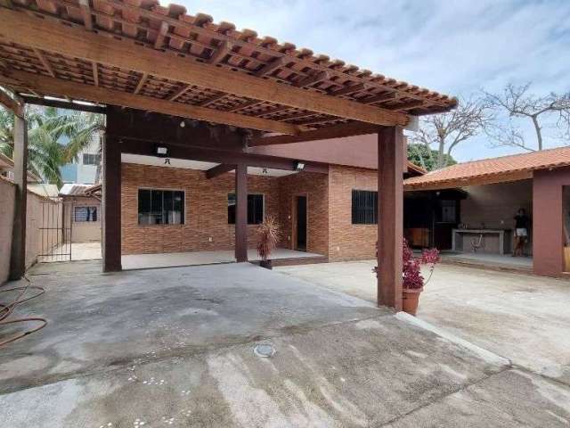 Casa com 3 dormitórios para alugar, 122 m² por R$ 3.424,58/mês - Centro - Rio das Ostras/RJ