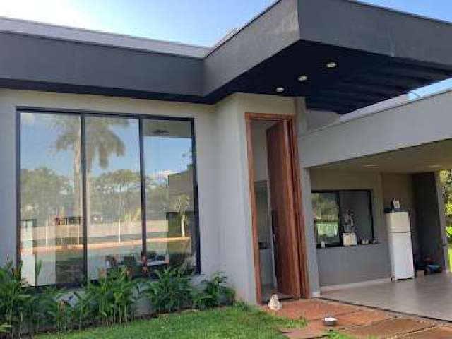 Casa com 4 dormitórios, 218 m², por R$ 1.500.000 em Jockey Camping, Uberlândia/MG.