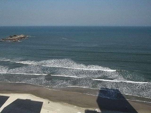 Pitangueiras - Maravilhosa cobertura, frente total para o mar e área de lazer no prédio.