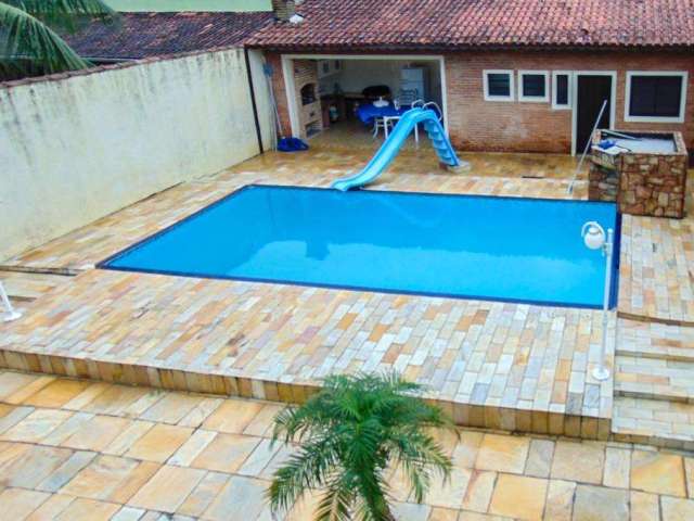 Praia do Guaiúba - Casa com 04 dormitórios - Piscina e churrasqueira - Vaga para 06 automóveis.