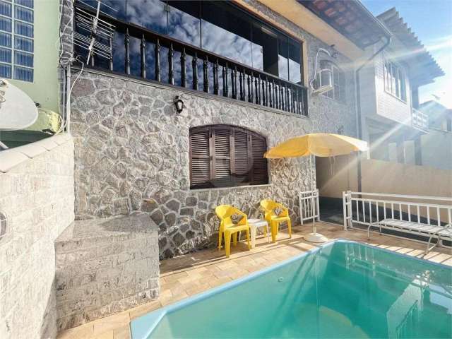 Casa a venda com piscina, Bairro Adriana