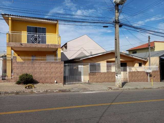 Casa com sobrado de esquina