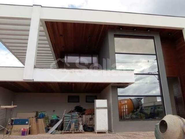 Casa com projeto funcional construída com ótimos materiais de acabamentos e excelente mão de obra. Os pisos e revestimentos são da Portobello. Lavabo,