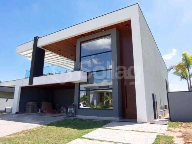 Casa com projeto funcional construída com ótimos materiais de acabamentos e excelente mão de obra. Os pisos e revestimentos são da Portobello. Lavabo,