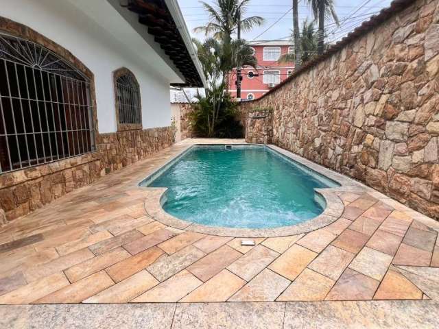 Casa Isolada com Piscina e Edícula a 200 metros da Praia - Caiçara, R$ 750.000,00