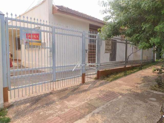 Terreno Amplo em Ótima Localização com 3 Casas Térreas!