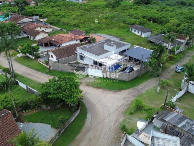 Casa com Hidromassagem e Closet no Bairro Costeira, Balneário Barra do Sul, SC