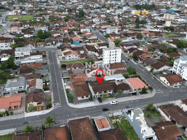 Sobrado à venda, com sala comercial, Iririú, Joinville, SC,  ACEITA PERMUTA POR CASA em Baln. Barra