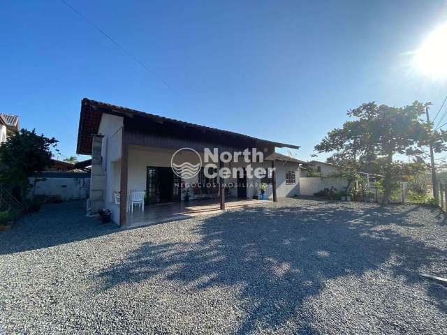 Excelente Casa de Alvenaria com Amplo Espaço Externo á venda, Bairro Salinas, Balneário Barra do Su