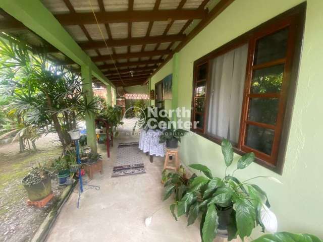 Casa à Venda no Bairro Conquista com Amplo Terreno e Churrasqueira, Balneário Barra do Sul, SC