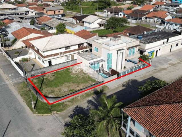 Sobrado em uma Localização Privilegiada à venda, Bairro Centro, Balneário Barra do Sul, SC