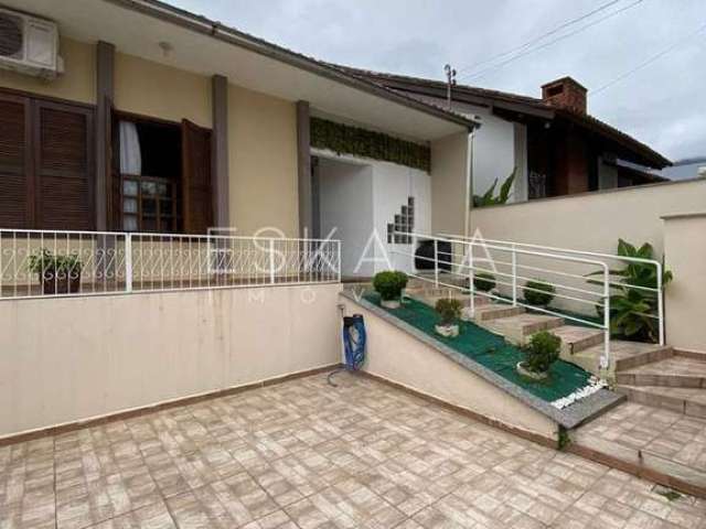 Casa com 01 Suíte + 02 Quartos + 02 Vagas de Garagem, Centro, Jaragua do Sul