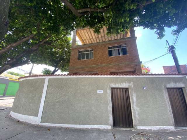 Triplex 3 quartos e 2 suítes na Rua Aricuri; próx. praça magali