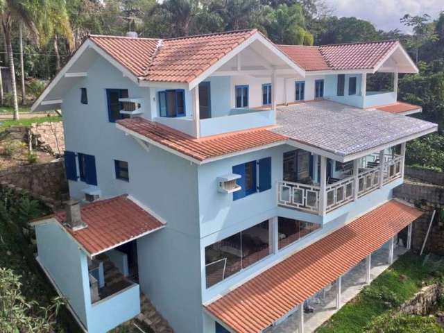 Linda casa em condomínio de alto padrão na praia das Toninhas em Ubatuba