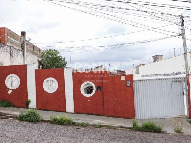 Casa para alugar, 4 quartos, 1 suíte, 2 vagas, Lídice - Uberlândia/MG - R$ 3.200,00