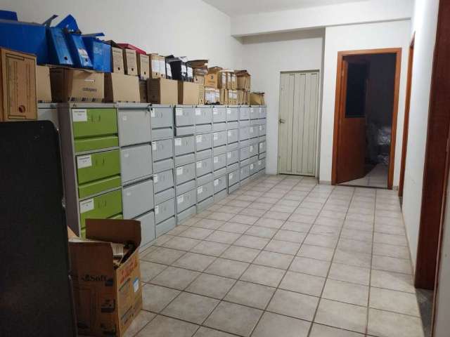 Sala comercial para locação na Av São Sebastião. Composto por 3 sala e 1 banheiro. Ótima localização p