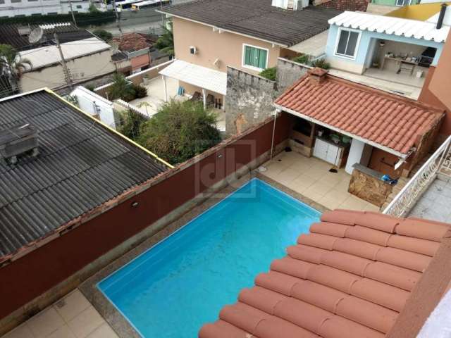 Casa em condomínio fechado com 3 quartos à venda na Rua Marapeta, Jardim Guanabara, Rio de Janeiro, 325 m2 por R$ 950.000