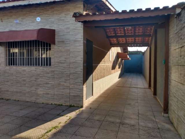 Casa em Mongaguá ITAÓCA 500 metros da pista 3 dormitórios R$ 330 mil 6 vagas de garagens lote inteiro