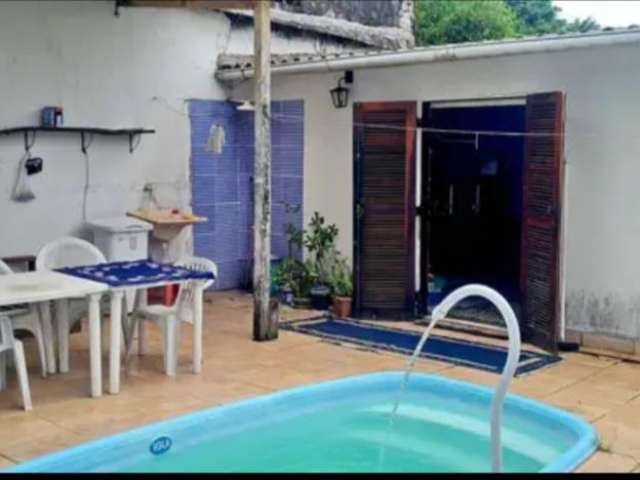 Casa em Mongaguá com piscina  170 mil reais a vista  ou 90 mil de entrada 2 dormitórios e  garagem 900 metros da praia