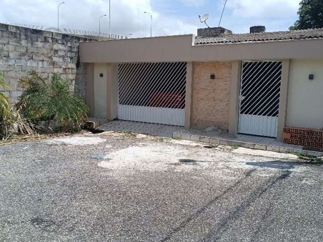 Ampla Casa no Conjunto Castro Moura, 3 Quartos 1 Suíte.