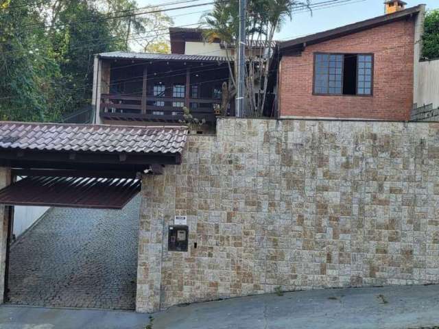 Casa para Venda em Joinville, Floresta, 3 suítes, 1 banheiro, 4 vagas