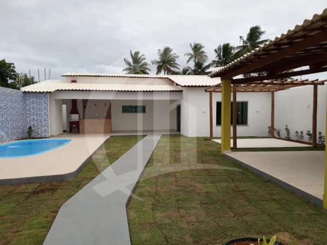 Casa com piscina localizada no bairro Robalo.