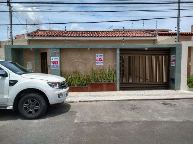 Casa à venda no Bairro Pereira Lobo com 270 m² de terreno.