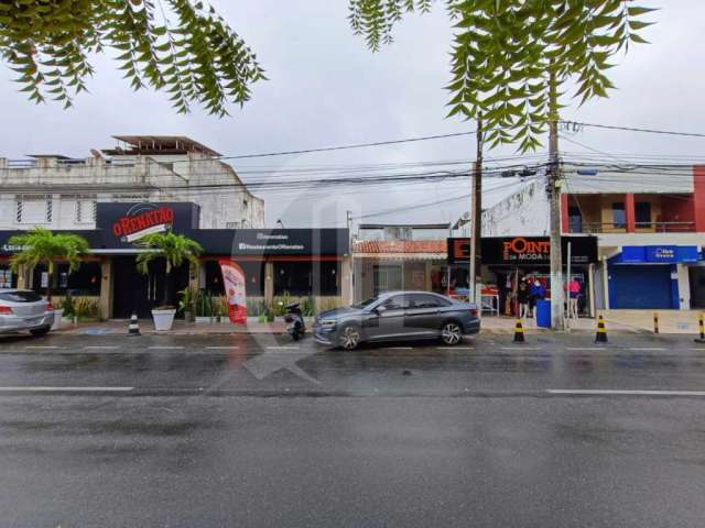 Casa com três quartos, excelente para ponto comercial, na avenida principal do Augusto Franco.