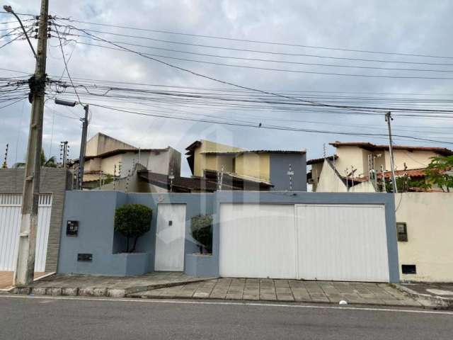 Casa espaçosa à venda no bairro Atalaia