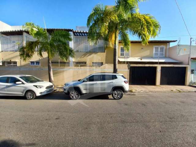 Excelente casa de alto padrão a venda no bairro atalaia, lado sombra predominante.