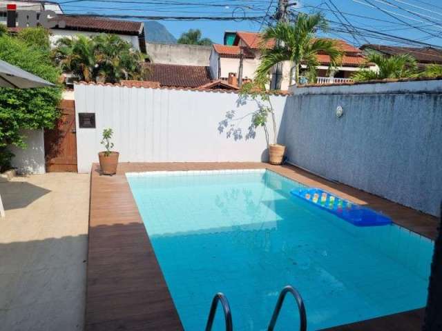 CASA EM CONDOMÍNIO NA FREGUESIA (JACAREPAGUÁ) - PRONTA PARA MORAR - 235m².