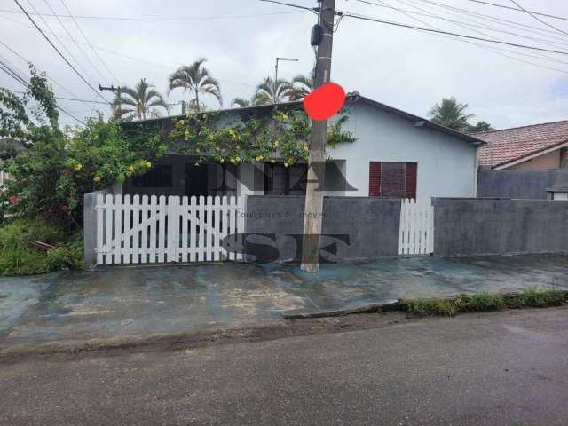 Casa à venda, mobiliada,  de esquina, zoneamento misto, Porto Novo, Caraguatatuba, SP