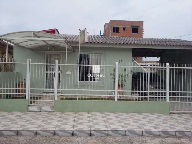 Casa ampla 3 dormitórios e 2 vagas de garagem no bairro Camobi, próximo da UFSM,