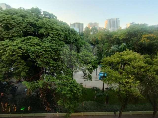Venha morar em frente ao Campo de São Bento com vista deslumbrante do verde das árvores.