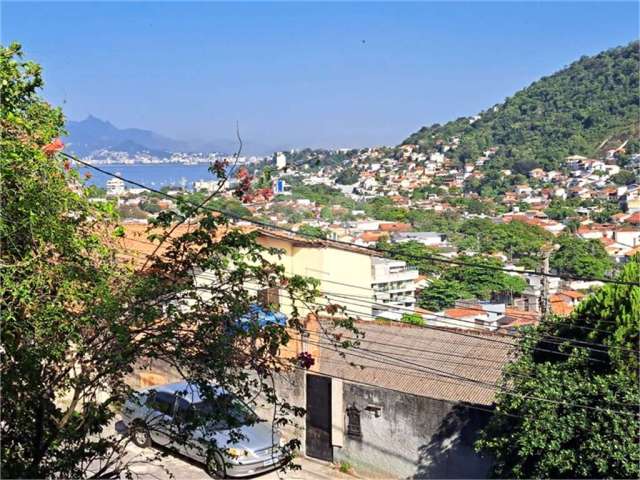 Casa com 4 quartos à venda em São Francisco - RJ