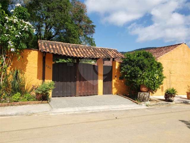 Casa linear com 3 quartos, sendo duas suítes, piscina, churrasqueira no Engenho do Mato