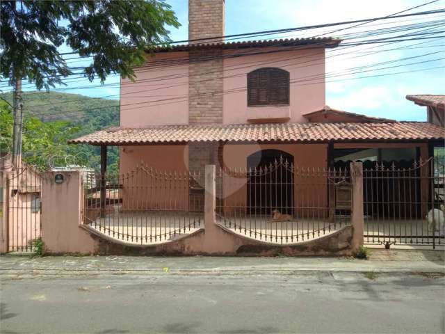 Excelente localização em Niterói, situado em São Francisco. 3 Suites, 5 quartos e piscina com vista.