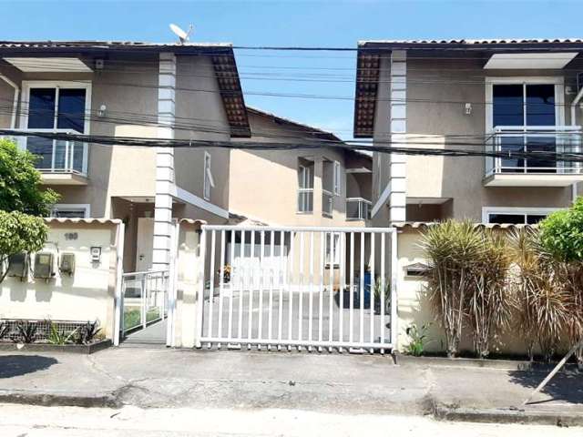 Linda casa Duplex em pequeno condomínio em Maria Paula, 2 suítes.