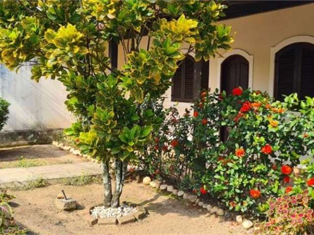 Casa no Cafubá, com 3 quartos, suíte, vaga, jardim e quintal.