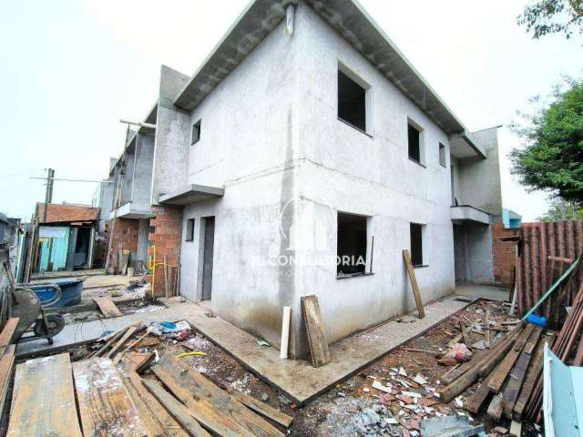 Sobrado de esquina com três quartos sendo uma suíte e amplo espaço de terreno próx, ao CAIC