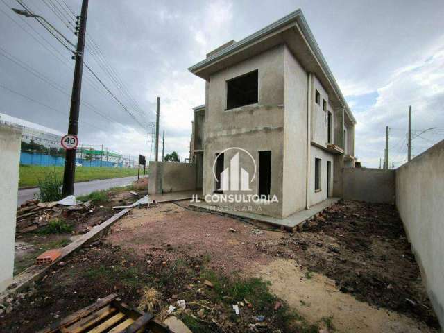 Sobrado de esquina no Vitória Régia - CIC com três quartos sendo uma suíte e amplo espaço de terreno