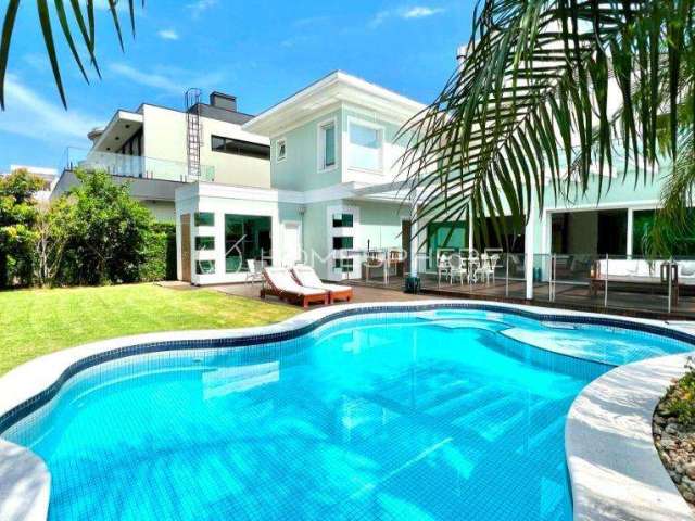 Jurerê Internacional Casa à venda em Jurerê Internacional, Florianópolis - SC. Mobiliada, 573 m², 6 suítes, jardim, piscina, área gourmet e 4 vagas.