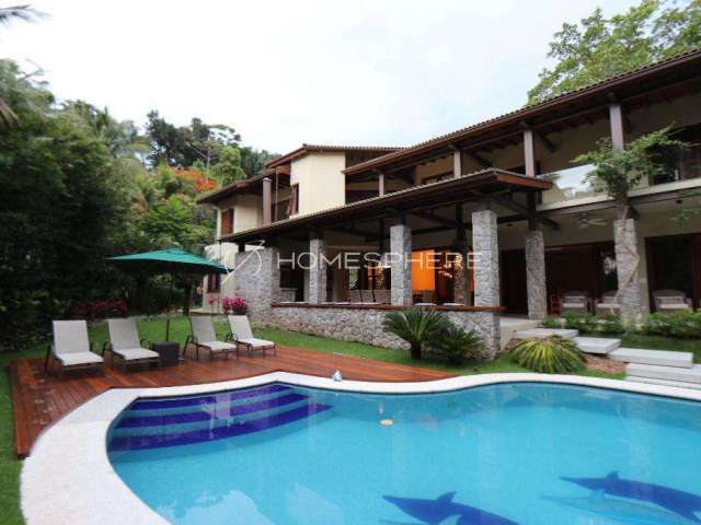 Condomínio Iporanga no Guarujá-SP. Casa à venda, 397m², piscina, área gourmet, 5 dormitórios, 3 suítes e 6 vagas. A poucos passos da Praia das Conchas