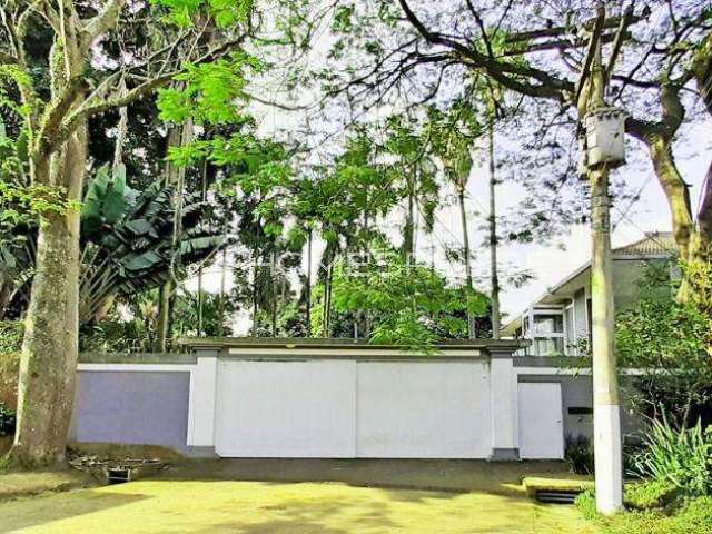 Casa à venda na Rua Duarte Monis Barreto, Alto da Boa Vista. Casa à venda, 5 quartos, sendo 5 suítes, 1789 m², piscina, área gourmet e a natureza ao redor.