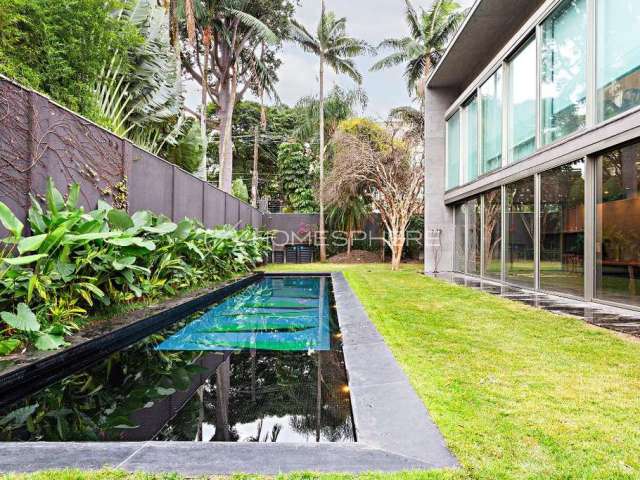 Rua México, Jardim América. Casa à venda em Jardim América em frente ao Clube Paulistano, 1000m², 3 suítes, piscina, jardim com paisagismo por Hanazaki, projeto AMZ, Raquel Silveira/Vera Niemeyer e Be